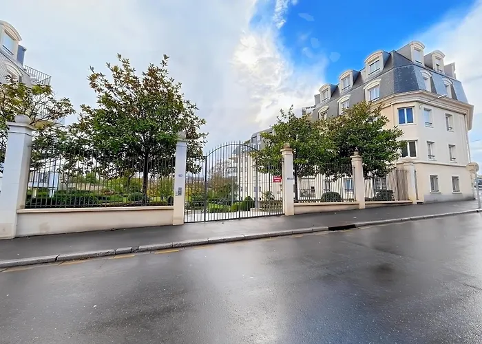 Calme Avec Balcon Prive & Vue Sur *